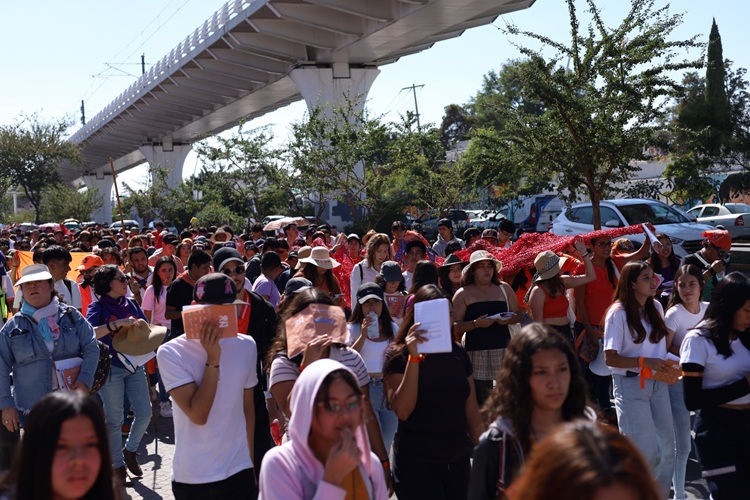 UNIDAS. La escritora asegura que le agrada que el libro sobre el feminicidio de su hermana se convierta en voces. (Foto: Michelle Vázquez) 